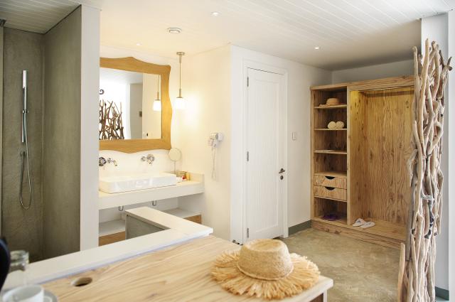 ZA_Couple Junior Suite bathroom.jpg