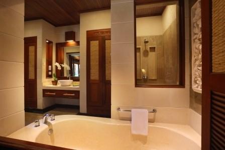 04-Deluxe Bungalow Room-3.jpg
