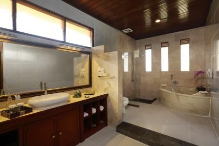 07-Suite Bathroom-2.jpg