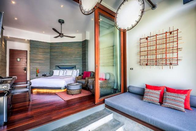 Pool Suite Bedroom 02.jpg