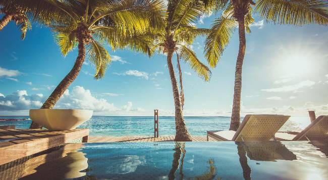 Pool & loungers 2.jpg