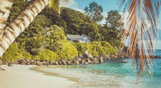 Beach & View of some chalets.jpg