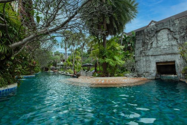 Deluxe Pool 1.jpg