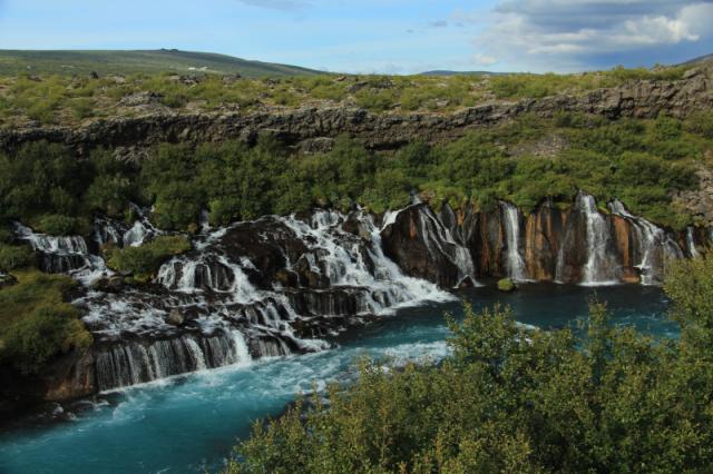 Vodopád Hraunfossar vytékající z pod lávy