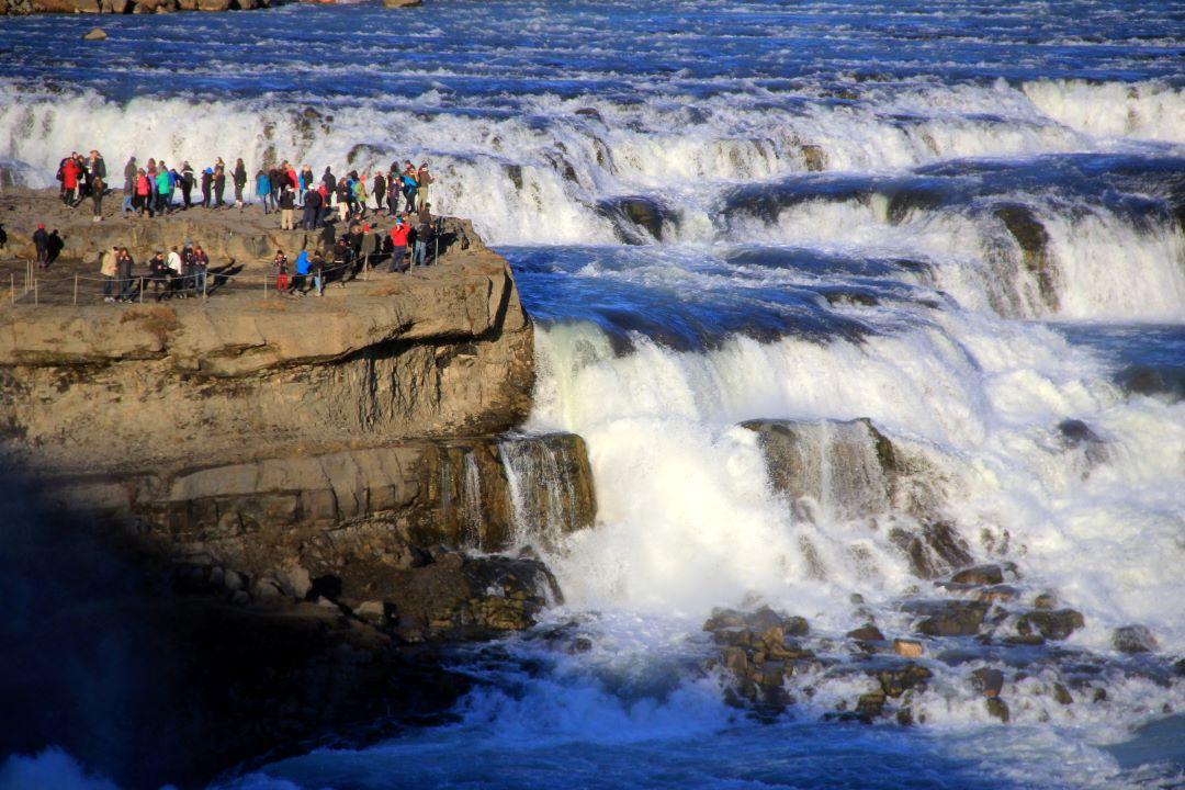 Zlatý vodopád Gullfoss v jarním slunci