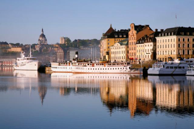 Ulice Skeppsbron v historické části Stockholmu