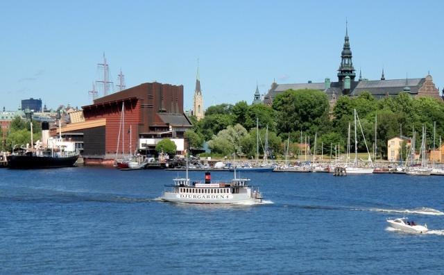 Muzeum lodi Vasa vlevo a Nordické muzeum vpravo