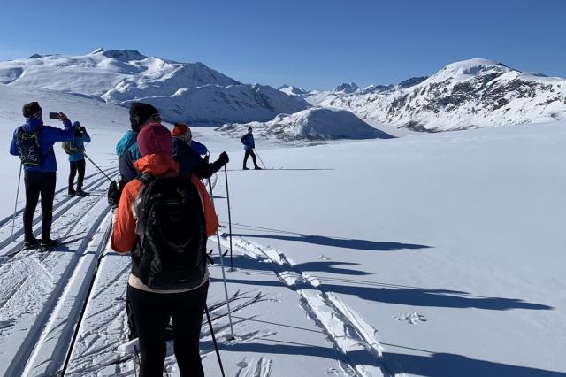 Pohled na zimní jezero Gjende a hřeben Bessegen