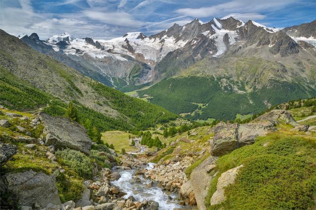 Výhled z květinové cesty, na čtyřtisícovky (z leva) Allalinhorn