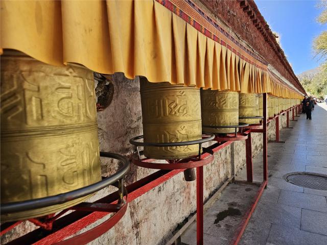 buddhistická atmosféra je v Tibetu doslova na každém kroku