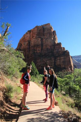 odsud začíná cesta nahoru na vyhlídku Angel's Landing - NP Zion