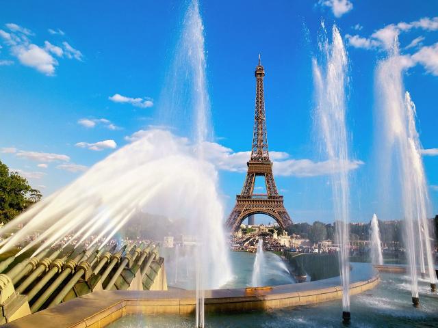 Pariz_metropole_nad_Seinou_03