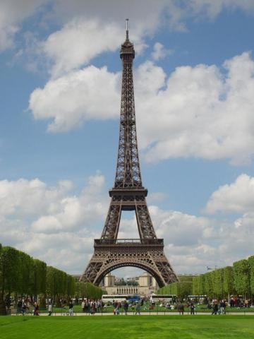 Pariz_metropole_nad_Seinou_02