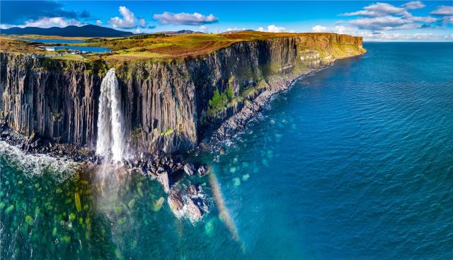 Skotsko - Isle of Skye, útesy Staffin, vodopád Kilt Rock