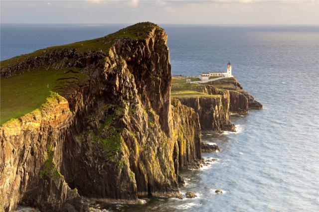 Skotsko, Isle Of Skye - západ slunce a maják v Neist Point