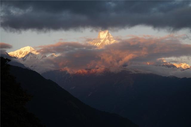 Výhled z Tadapani (2 700m) na Machapuchare (6 993 m)