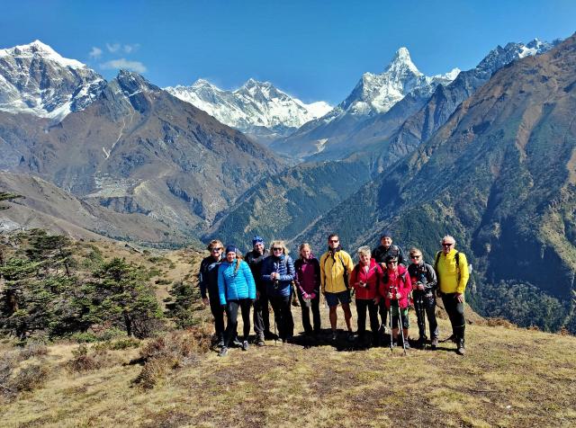 Skupinovka pod Everestem. Vpravo Ama Dablam, Everest uprostřed,