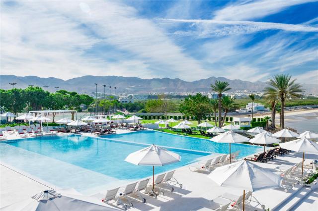 crowne-plaza-muscat-5782773020-3x2