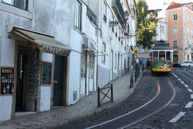 Portugalsko-sev-čtvrť Alfama a historická tramvaj č.28Portugals