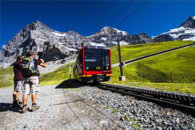 shutterstock_692504581-turisti