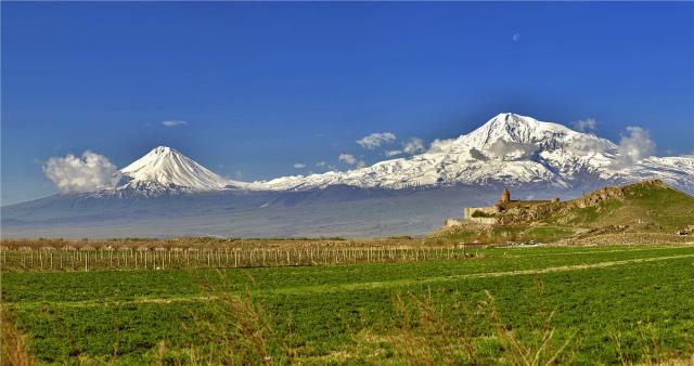 Armenie-velka-Armenie-Khor Virap s horou Ararat_iStock-92505951
