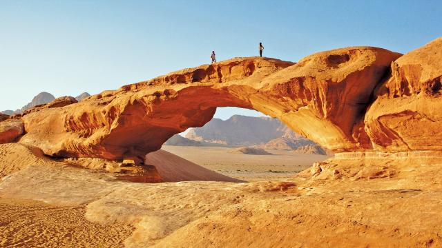Skalní oblouk v poušti Wadi Rum