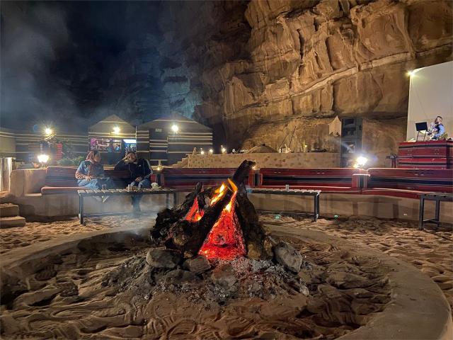 Večerní atmosféra na noclezišti v poušti