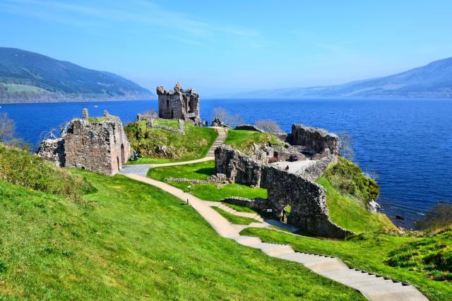 ruina na břehu Loch Ness