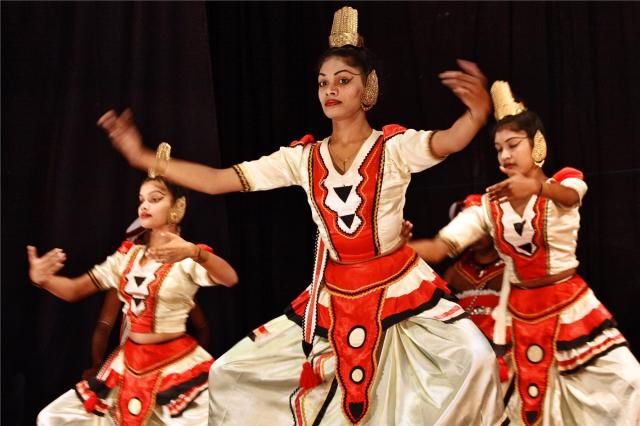 Srí Lanka - Kandy - místní tanečnice