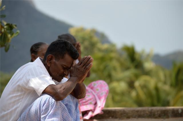Sri Lanka_Mihintale_People praying_dreamstime_xl_28087358