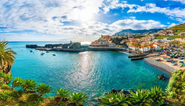 CÂMARA DE LOBOS s malebným rybářským přístavem