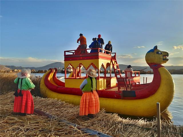 Plavba po jezeře TITICACA na plovoucí rákosové ostrovy LOS UROS