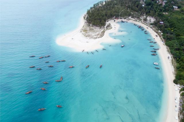 Kendwa -  jediná pláž na Zanzibaru, kde se dá koupat celý den. 