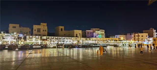 Yanbu - Saudská Arábie - noční město