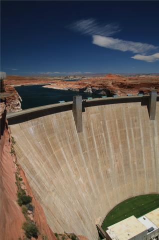přehrada Lake Powell na řece Colorado (Arizona)
