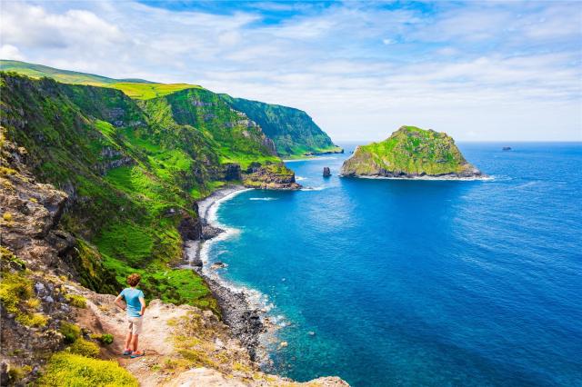 Azory_Flores_cliffs at Baia de Alem_shutterstock_2494460671