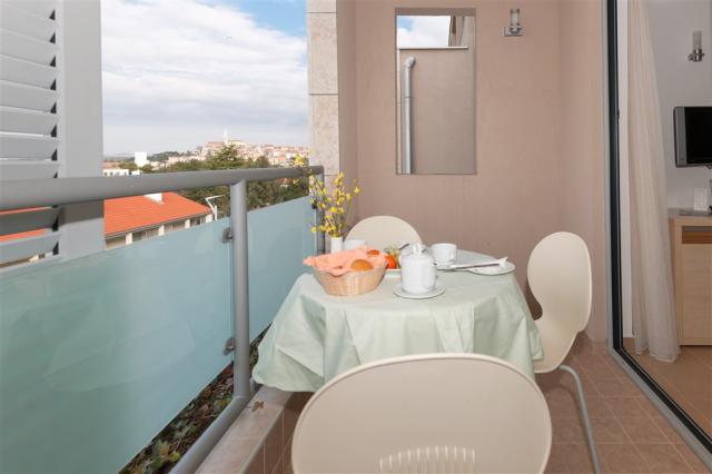dvě dvoulůžkové ložnice a denní místnost - typ APT. 4(+2) B