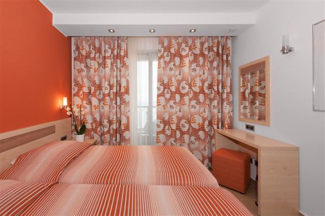 dvě dvoulůžkové ložnice a denní místnost - typ APT. 4(+2) B