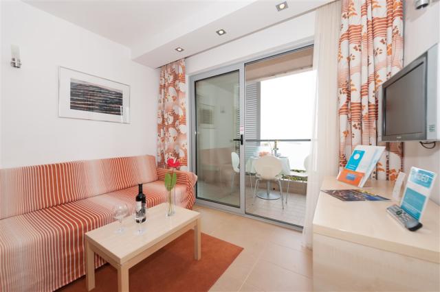 dvě dvoulůžkové ložnice a denní místnost - typ APT. 4(+2) B