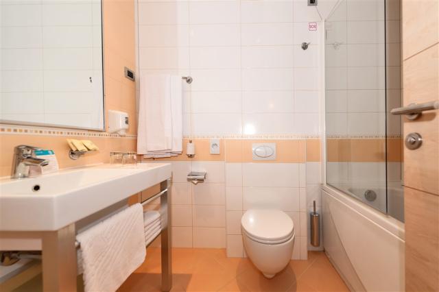 dvě dvoulůžkové ložnice a denní místnost - typ APT. 4(+2) B