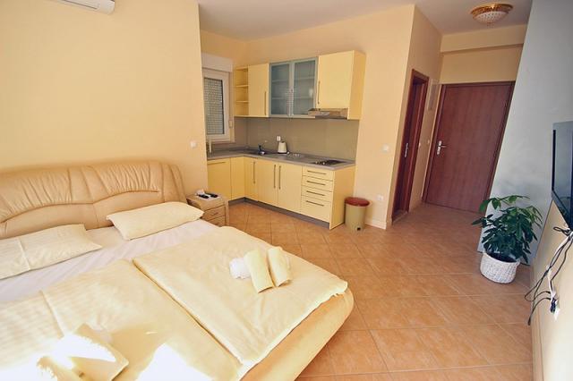 Apartmány ASTRA a PINIJA, Chorvatsko - Střední Dalmácie - Brela