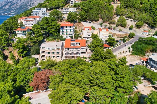 Apartmány ASTRA a PINIJA, Chorvatsko - Střední Dalmácie - Brela