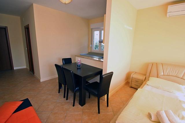 Apartmány ASTRA a PINIJA, Chorvatsko - Střední Dalmácie - Brela