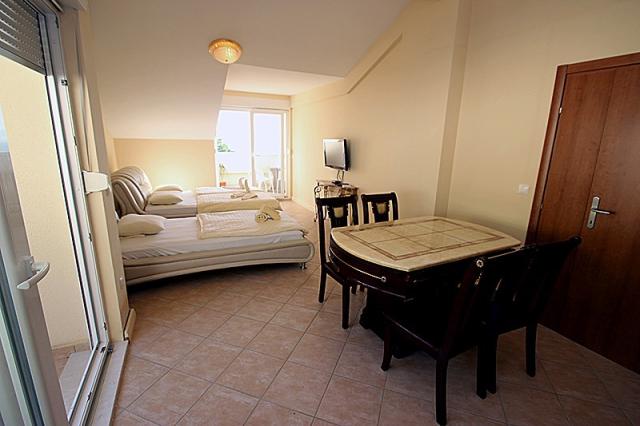 Apartmány ASTRA a PINIJA, Chorvatsko - Střední Dalmácie - Brela