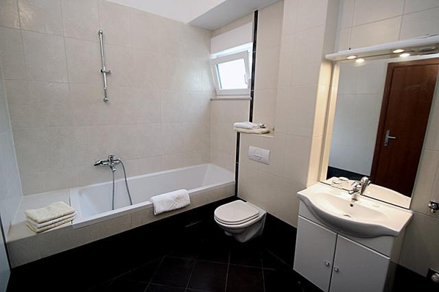 Apartmány ASTRA a PINIJA, Chorvatsko - Střední Dalmácie - Brela
