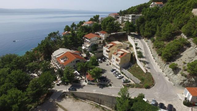 Apartmány ASTRA a PINIJA, Chorvatsko - Střední Dalmácie - Brela
