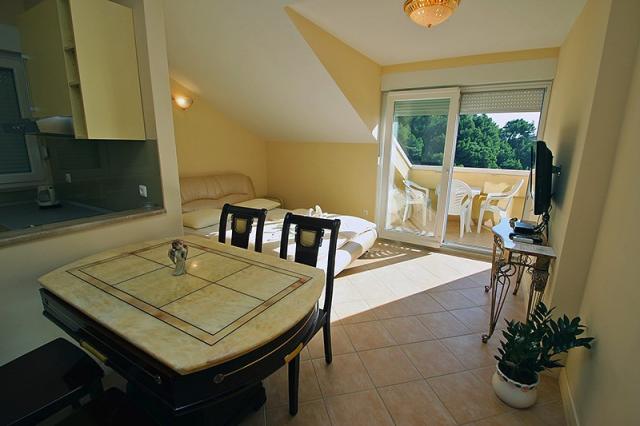 Apartmány ASTRA a PINIJA, Chorvatsko - Střední Dalmácie - Brela