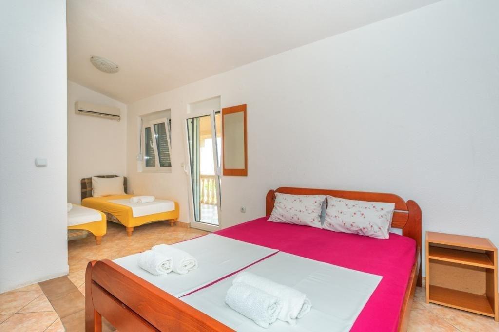 dvě dvoulůžkové ložnice a denní místnost - typ APT 4(+2)