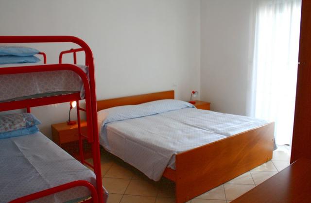 třílůžková ložnice a denní místnost - typ Apt. 3+1 B