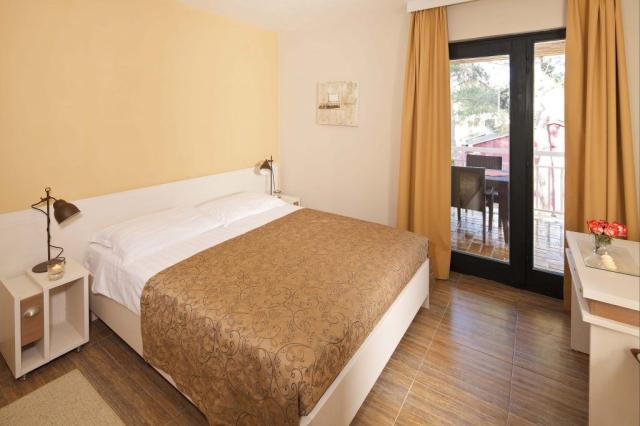 jedna dvoulůžková ložnice, jedna jednolůžková ložnice a denní m